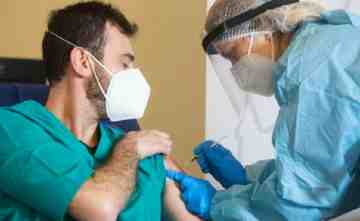 Terza dose vaccino: accesso diretto senza prenotazione ai professionisti sanitari