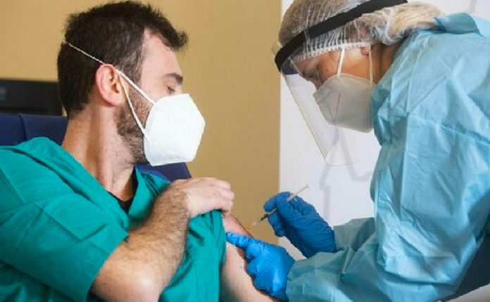 Terza dose vaccino: accesso diretto senza prenotazione ai professionisti sanitari